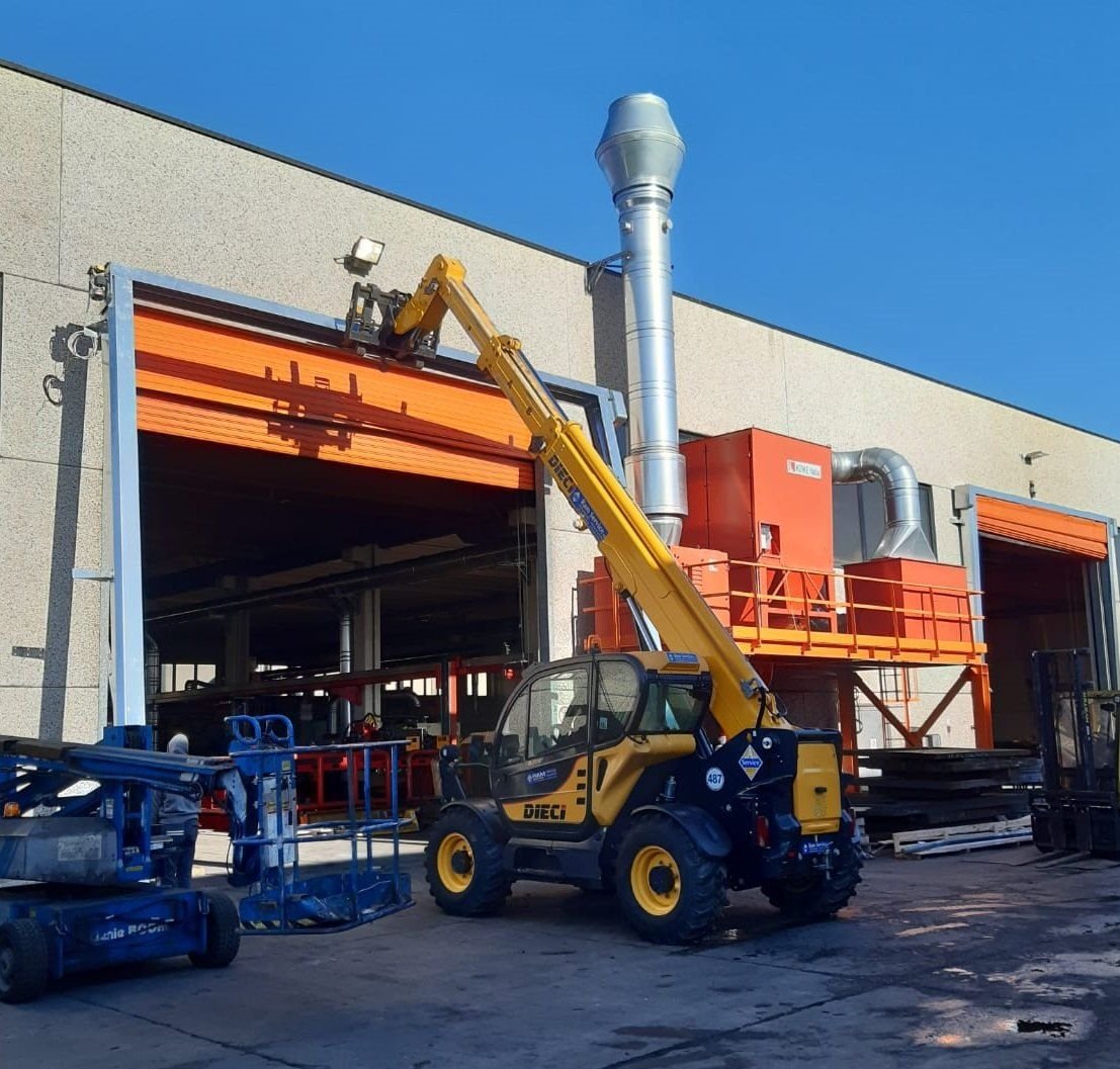 Montaggio di porte rapide con sollevatore telescopico a Torino