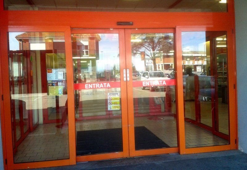 Porta automatica scorrevole con telaio rosso a Torino