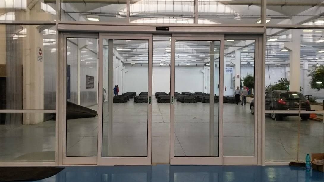Porta automatica vetrata per showroom in provincia di Torino