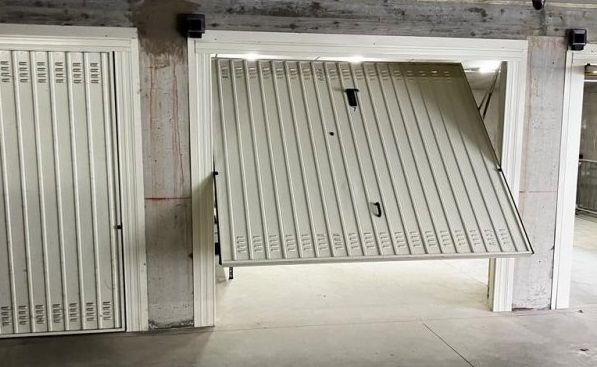 Porta basculante da garage in lamiera aperta a Torino