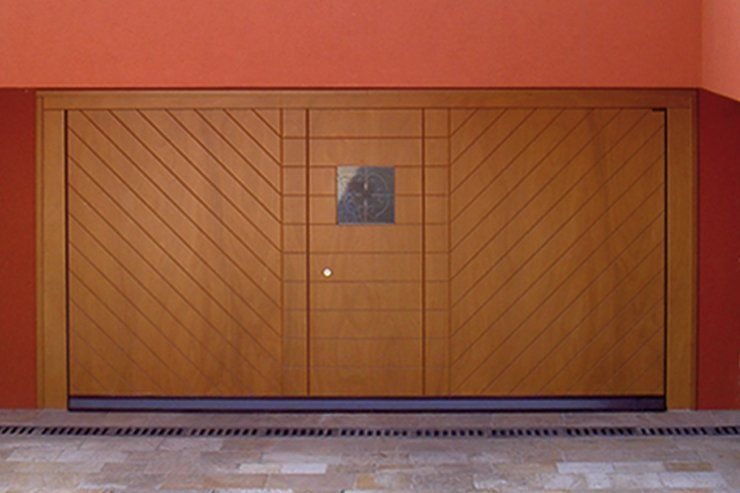 Porta basculante rivestita in legno con porta pedonale a Torino