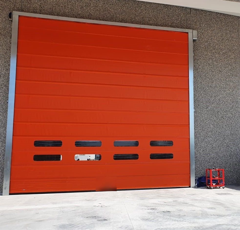 Porta rapida arancione per accesso carrabile aziendale a Torino