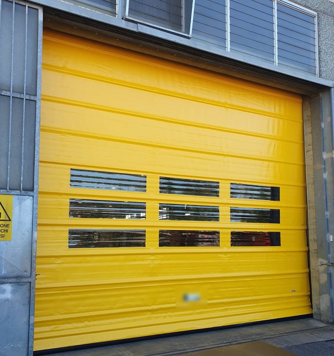 Porta ad apertura rapida gialla per magazzino in provincia di Torino