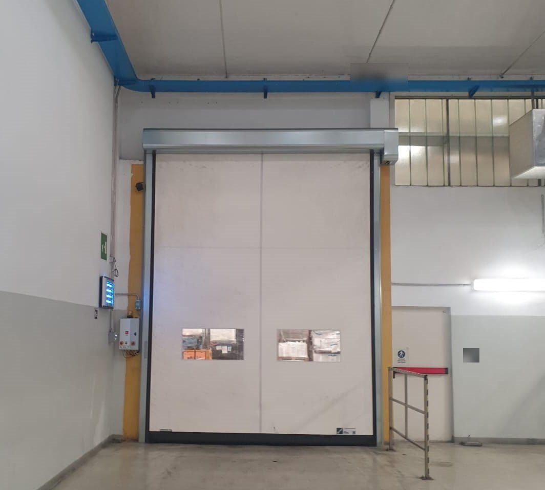 Porta ad avvolgimento rapido interna in un capannone di Torino