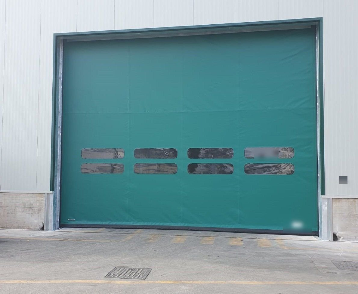 Porta ad apertura rapida verde su capannone a Torino