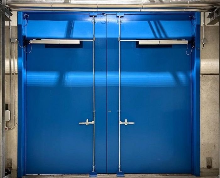 Porta REI tagliafuoco a due ante con maniglioni antipanico a Torino