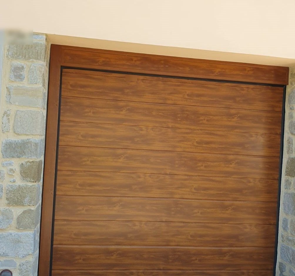 Porta sezionale effetto legno chiaro per garage a Torino