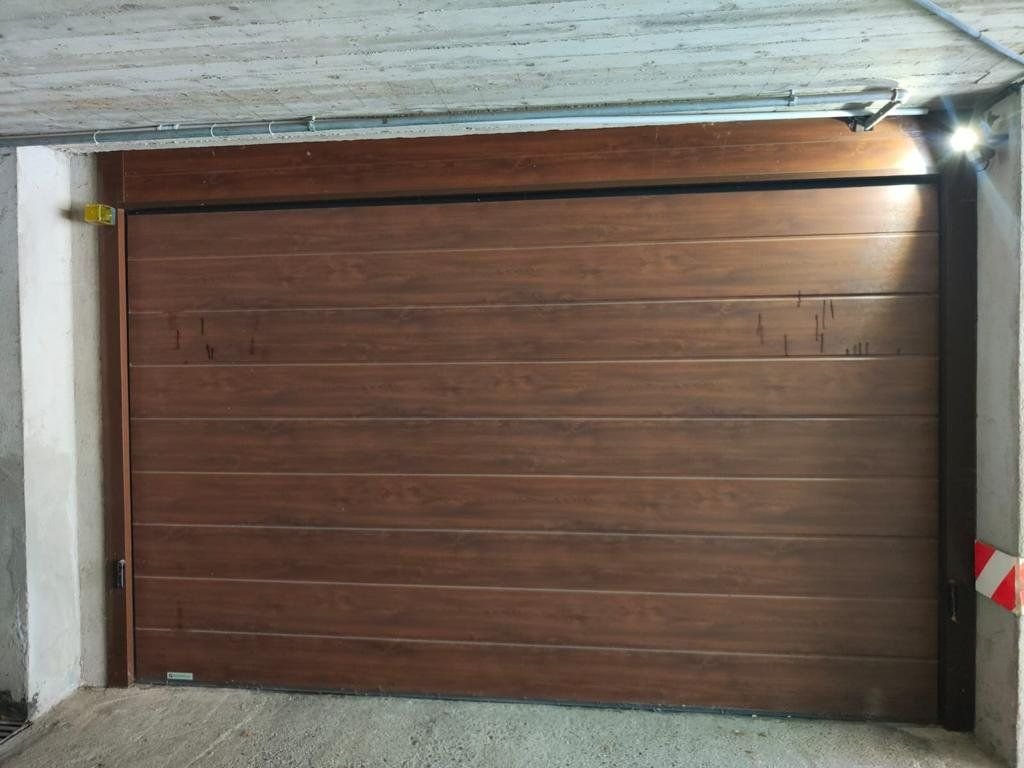 Porta sezionale da garage effetto legno in un box di Torino