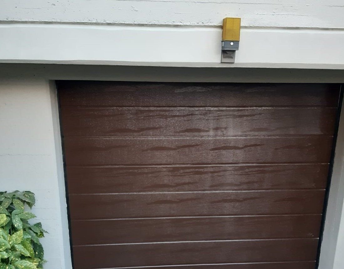 Porta sezionale marrone motorizzata con lampeggiante a Torino