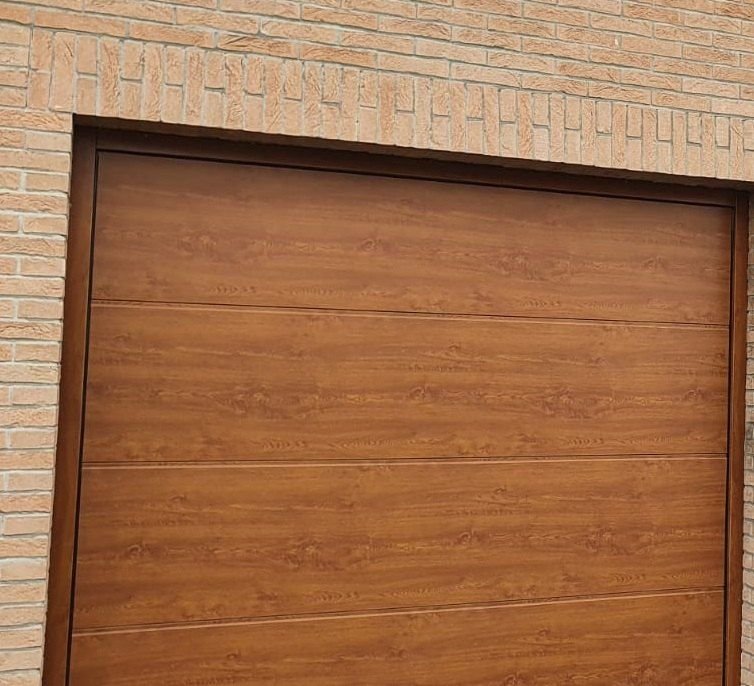 Porta sezionale finitura rovere dorato per garage a Torino