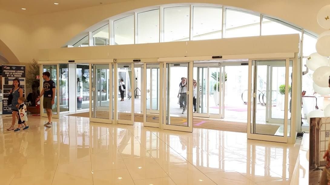 Porte automatiche scorrevoli in un centro commerciale a Torino