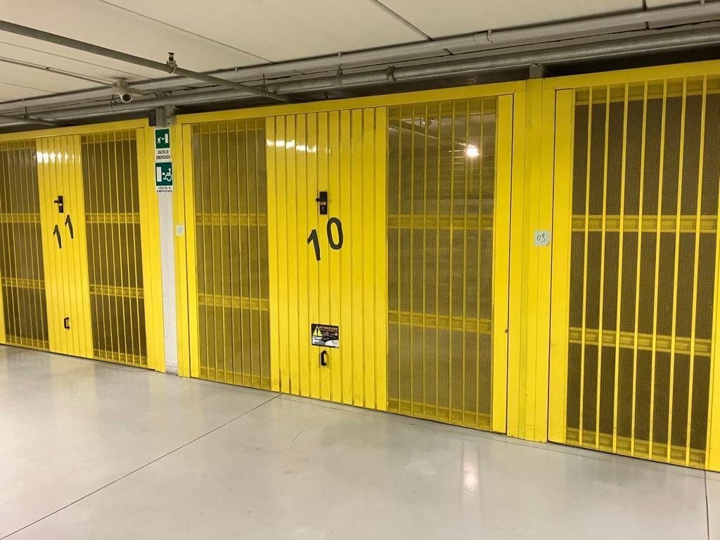 Porte basculanti grigliate per box condominiali a Torino