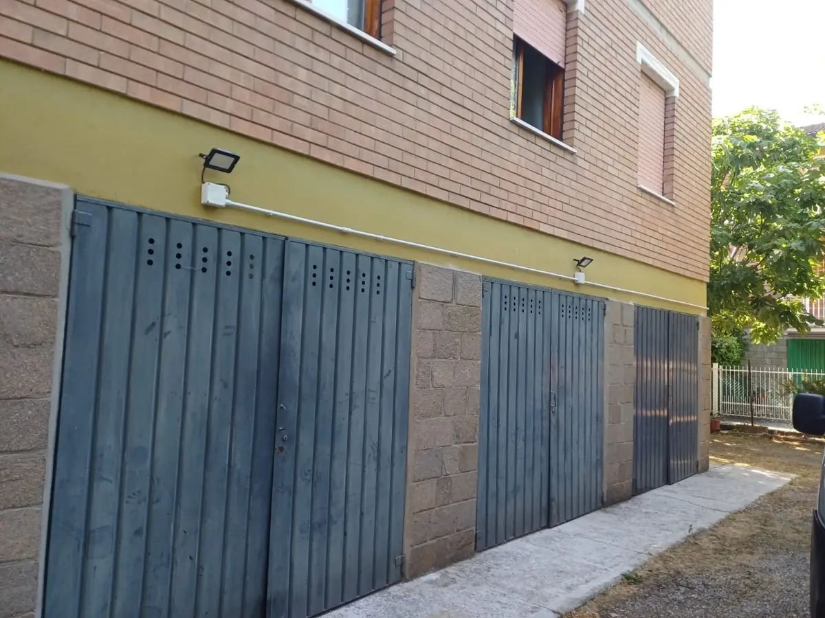 Porte basculanti da garage automatizzate in un cortile di Torino