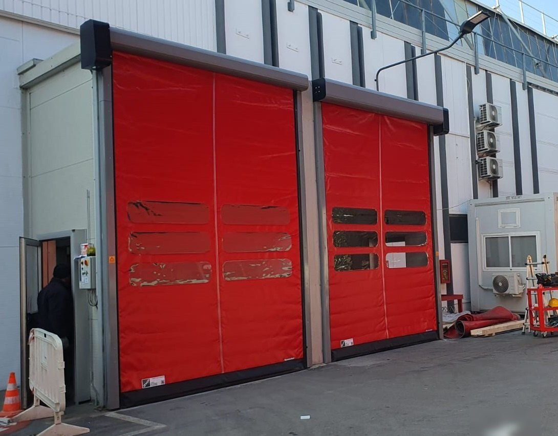Porte ad apertura rapida rosse per azienda in provincia di Torino