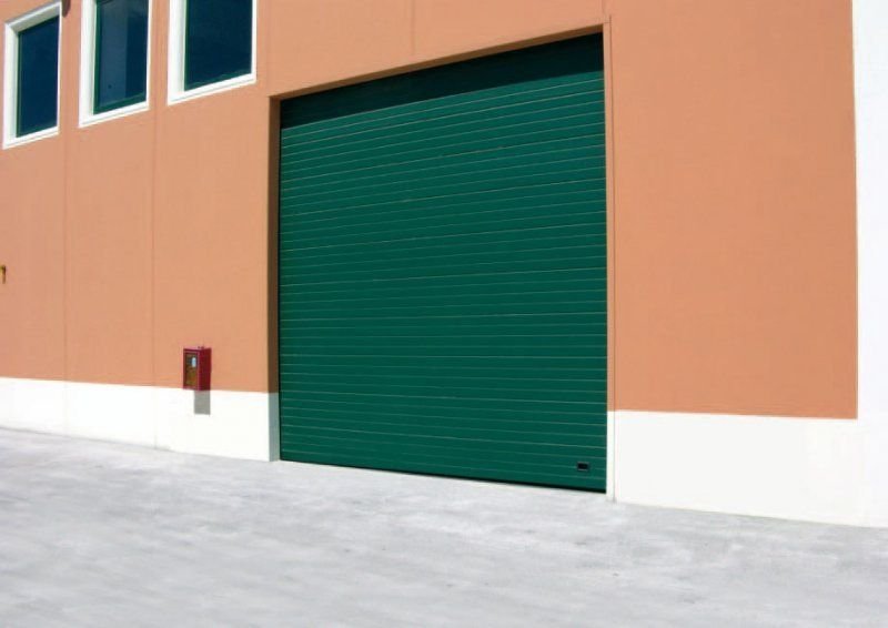 Portone verde per accesso carrabile di un capannone in provincia di Torino