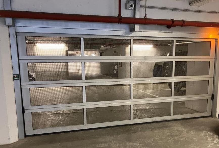 Portone sezionale vetrato con pannelli in alluminio installato a Torino