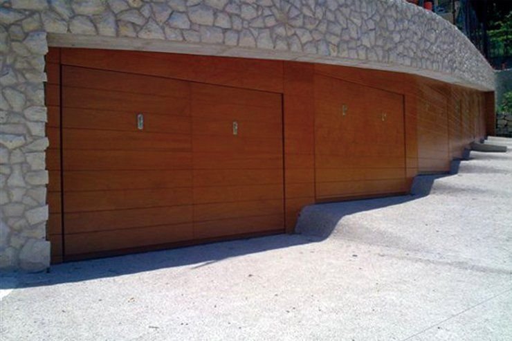 Serie di portoni basculanti rivestiti in legno per box a Torino