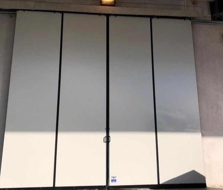 Portoni da garage a libro in lamiera bianca a Torino