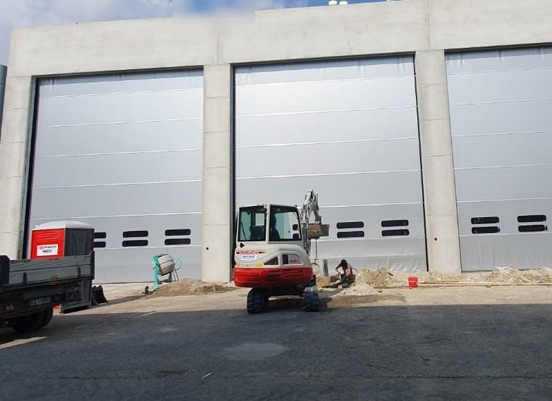 Portoni sezionali industriali su un capannone in provincia di Torino